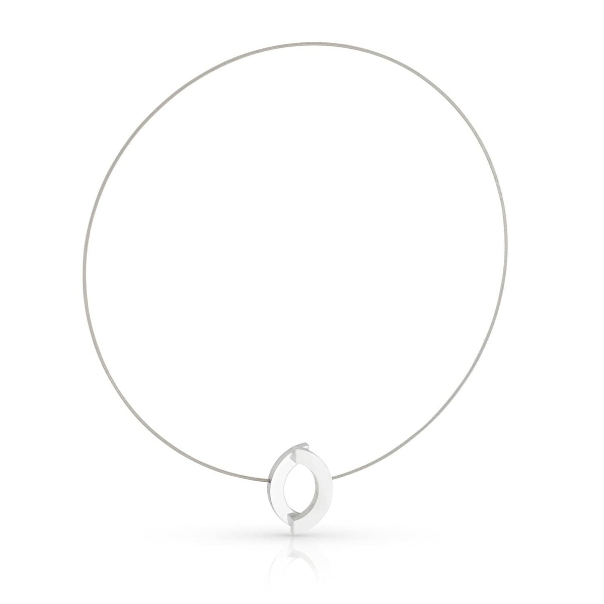Collier mit ovalem Anhänger aus Silber und feinem Draht.