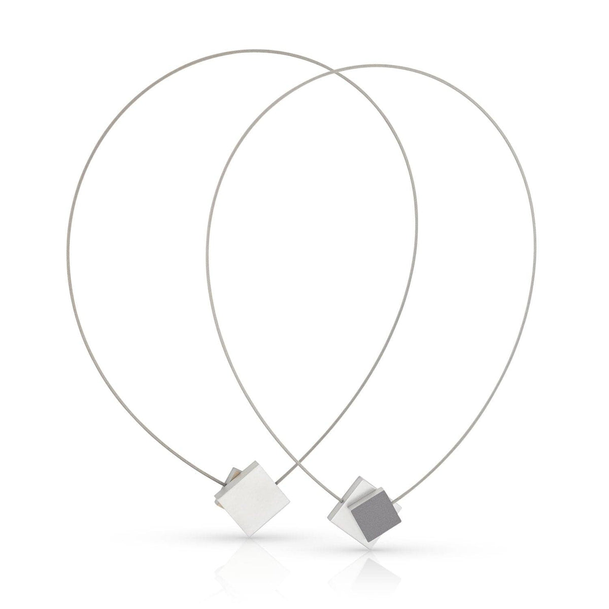 Collier mit quadratischem Anhänger in Weiß und Grau an einem feinen Draht.