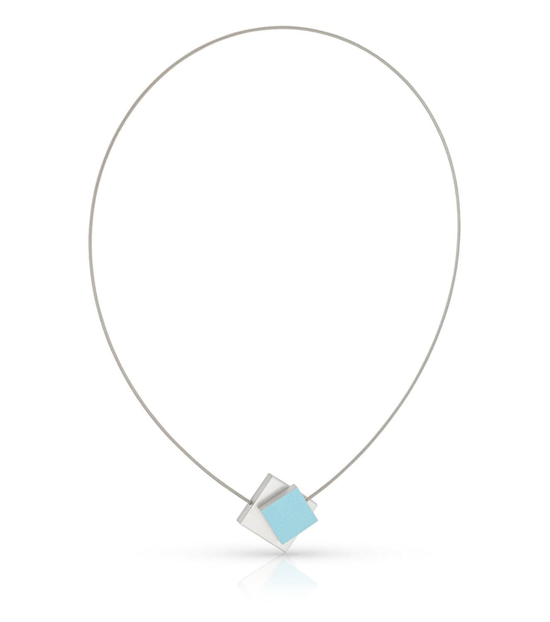 De Collier Vierkant met gekleurd vierkant C263B van CLIC Creations bestaat uit een dunne zilveren draad met daaraan een geometrische hanger met kruisende vormen: een lichtblauwe kubus en een witte kubieke structuur, vastgezet met een magnetische sluiting, afgebeeld op een witte achtergrond.
