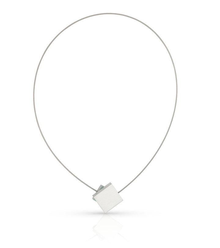 De CLIC Creations Collier Vierkant met gekleurd vierkant C263B is een minimalistische zilveren ketting met een dunne draad en een geometrische vierkante hanger, met strakke lijnen en een moderne uitstraling, beveiligd door een discrete magnetische sluiting.