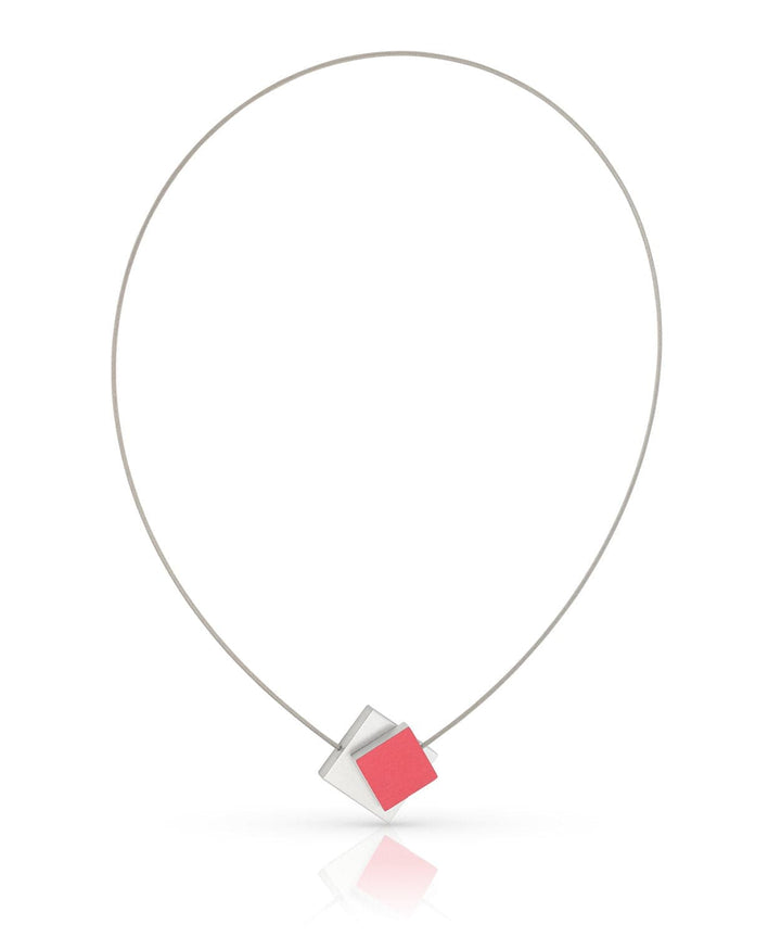 De Collier Vierkant met gekleurd vierkant C263R van CLIC Creations heeft een minimalistisch ontwerp met een dunne ronde draad en overlappende zilveren en rode vierkanten in het midden, afgewerkt met een praktische magnetische sluiting.