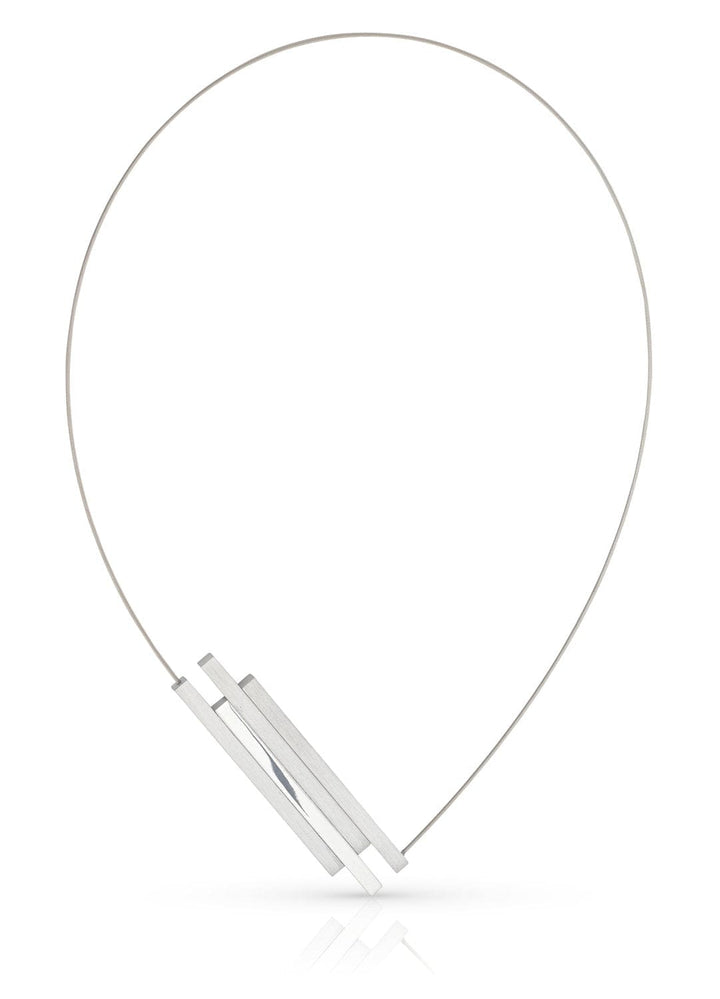 De C264 van Clic Creations is een strakke zilveren ketting met een minimalistisch design, met een dunne draad en een geometrische rechthoekige hanger in het midden, gekenmerkt door strakke lijnen en een eigentijdse esthetiek.