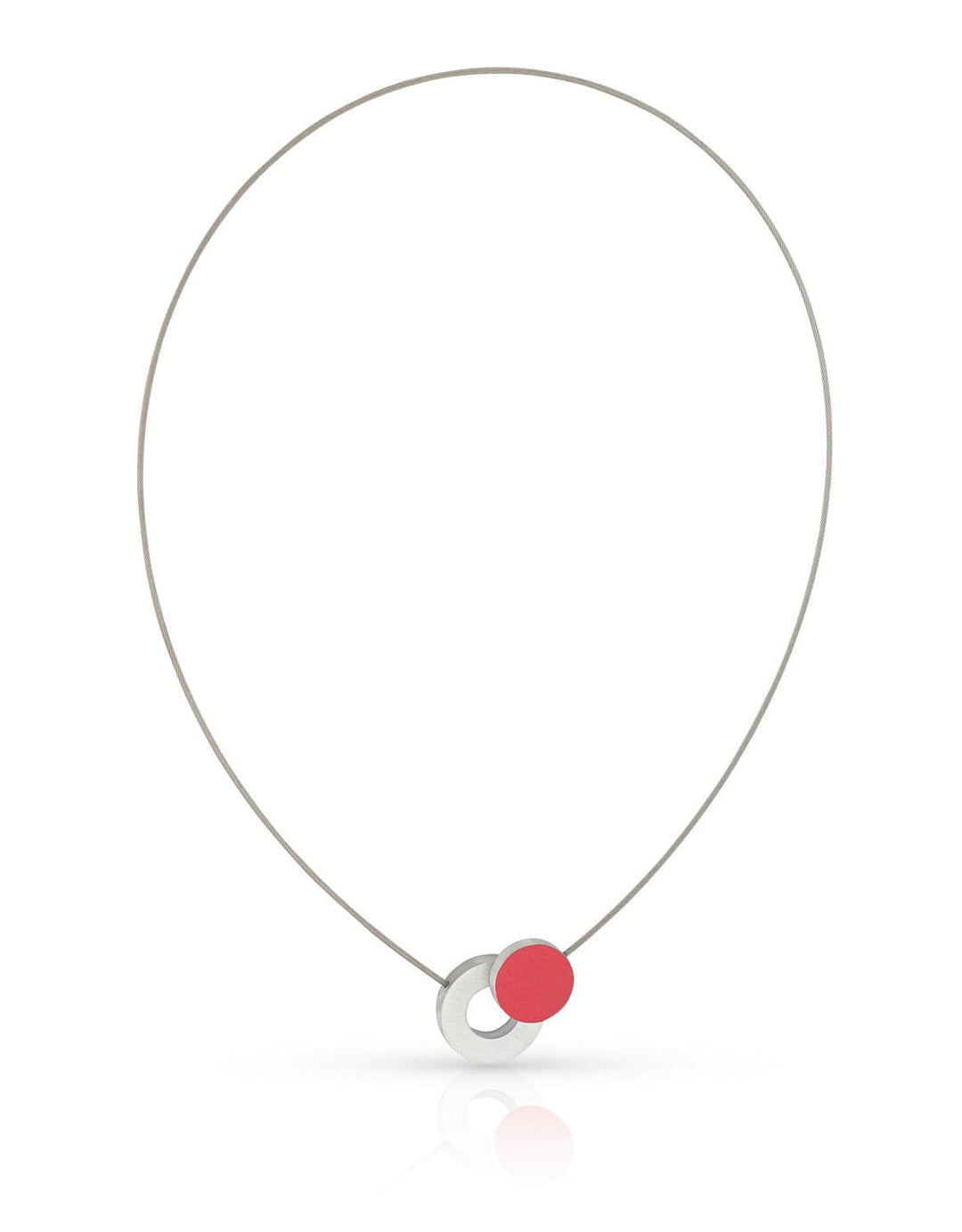 De Collier Gekleurd rondje en een ring C265R van CLIC Creations heeft een minimalistisch ontwerp met een dunne zilveren draad, in elkaar grijpende zilveren en rode hangers, handgemaakt in Nederland voor een elegante en eigentijdse flair.