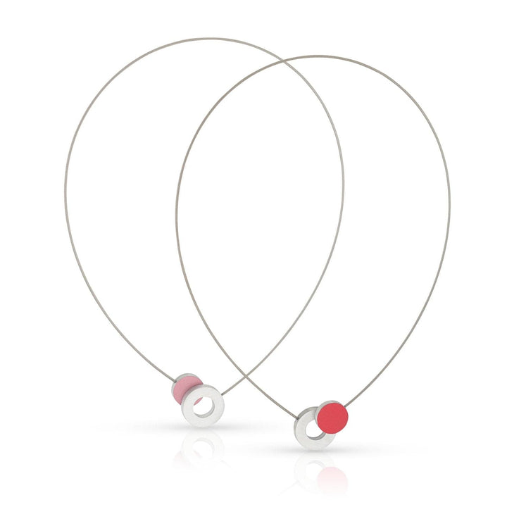 De Collier Gekleurd rondje en een ring C265R van CLIC Creations bestaat uit twee delicate kettingen met dunne draadkettingen en ronde hangers, een roze en een rode. Handgemaakt in Nederland met zilveren ringen en magnetische sluiting, ze voegen elegantie toe aan een minimalistisch ontwerp.