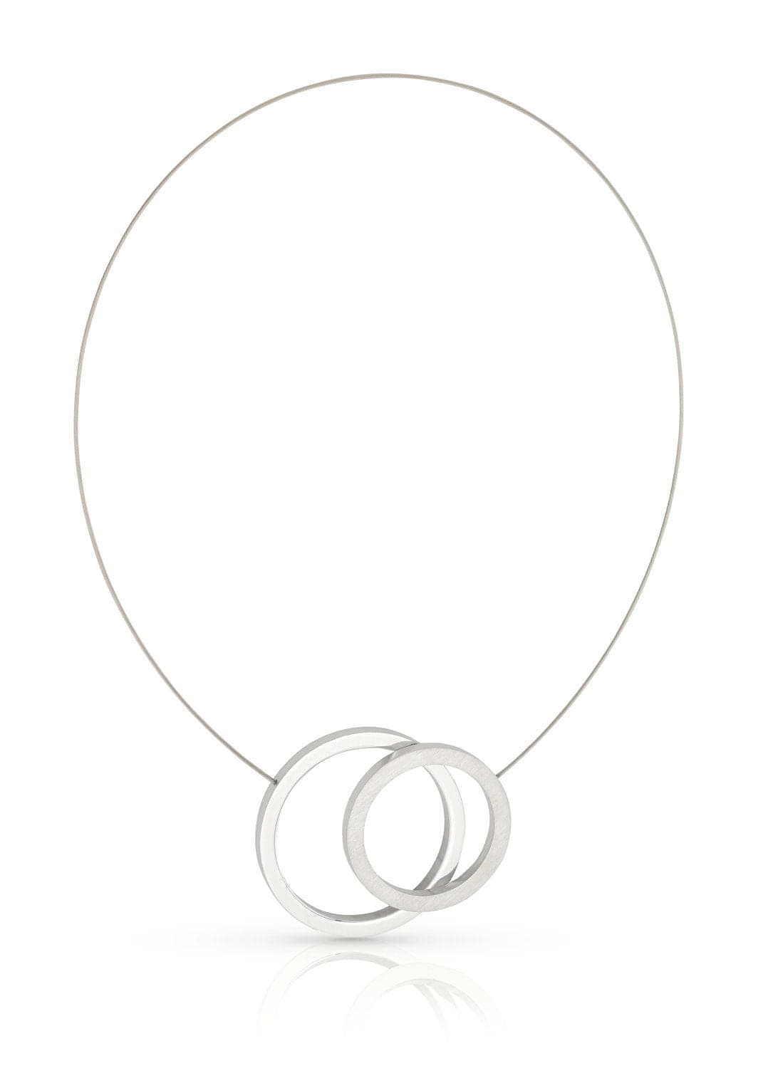 Collier mit großen Ringen aus Silber und einem schlichten Draht-Halsband