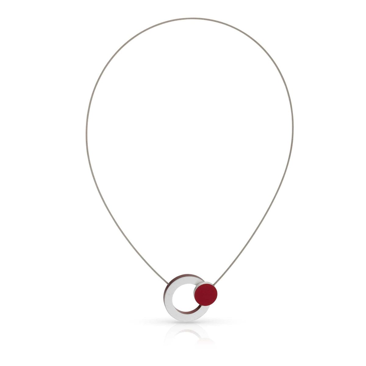 Collier mit silbernem Anhänger und rotem, rundem Edelstein