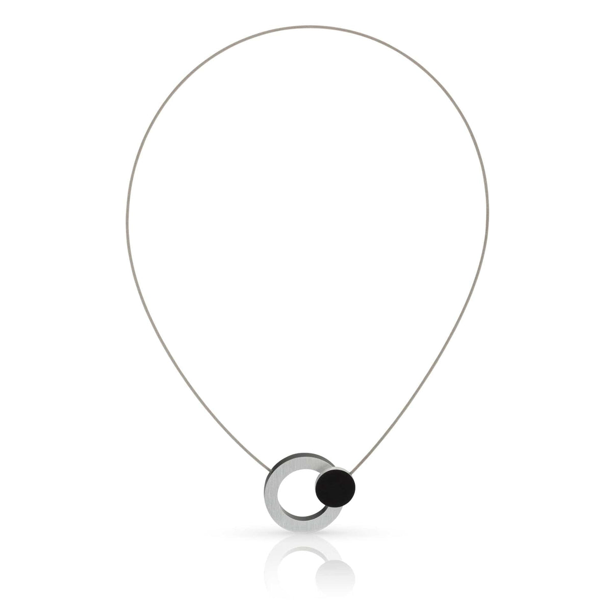 Collier mit silbernem Anhänger und schwarzem, rundem Detail