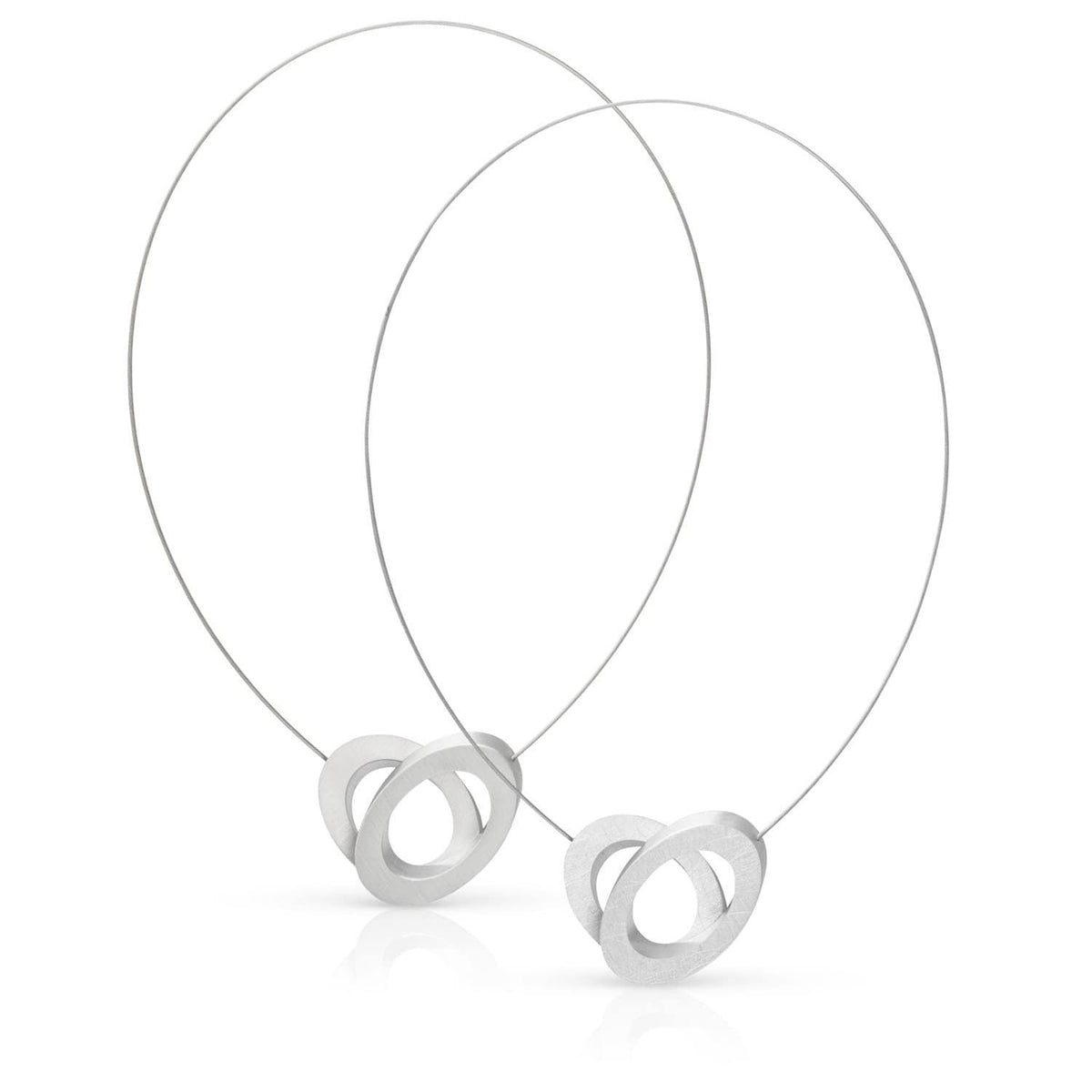 Collier mit ovalen, ineinander verschlungenen Elementen aus Silber und feinem Draht.