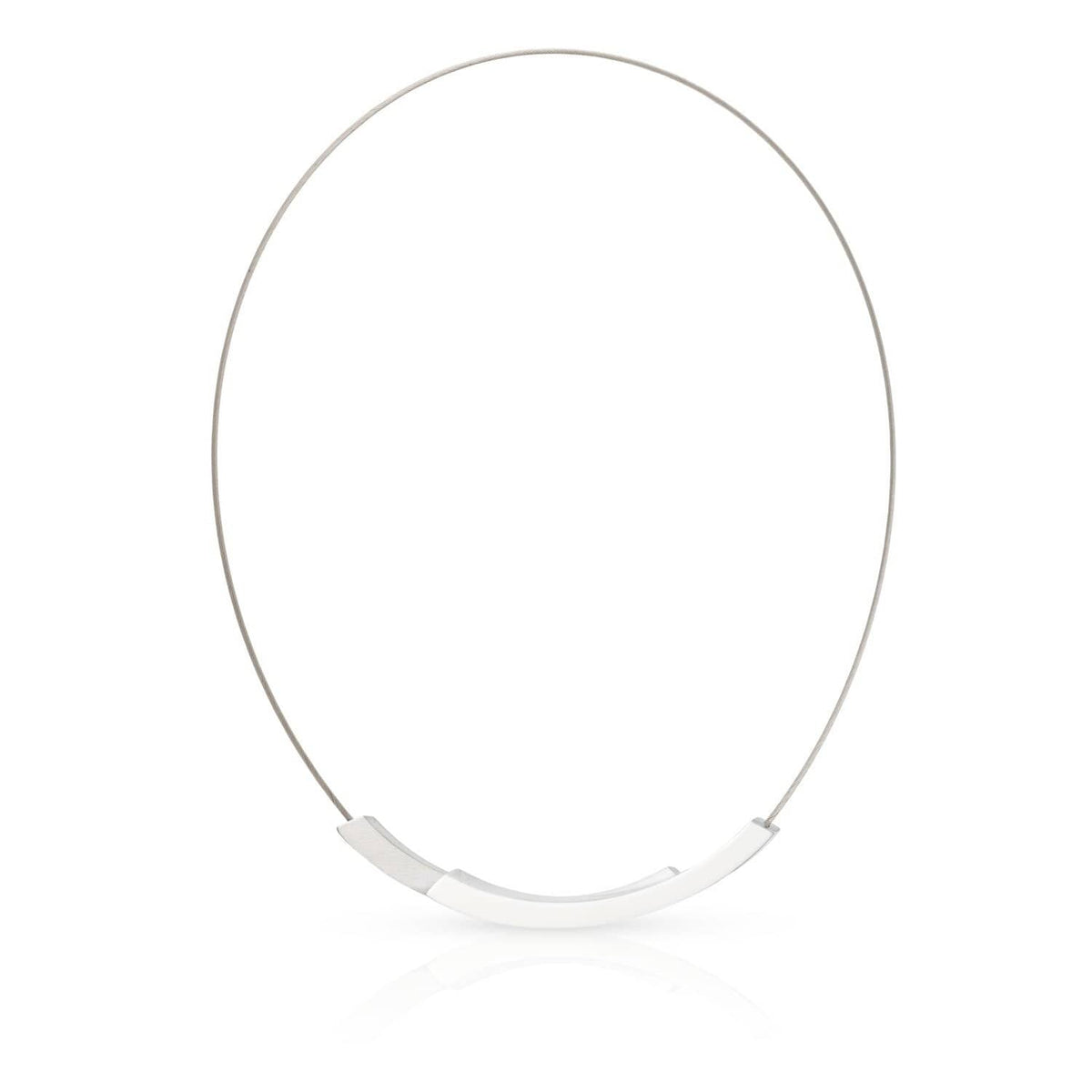 Collier aus Silber mit gebogenem, flachem Element und schlichter, minimalistischer Form