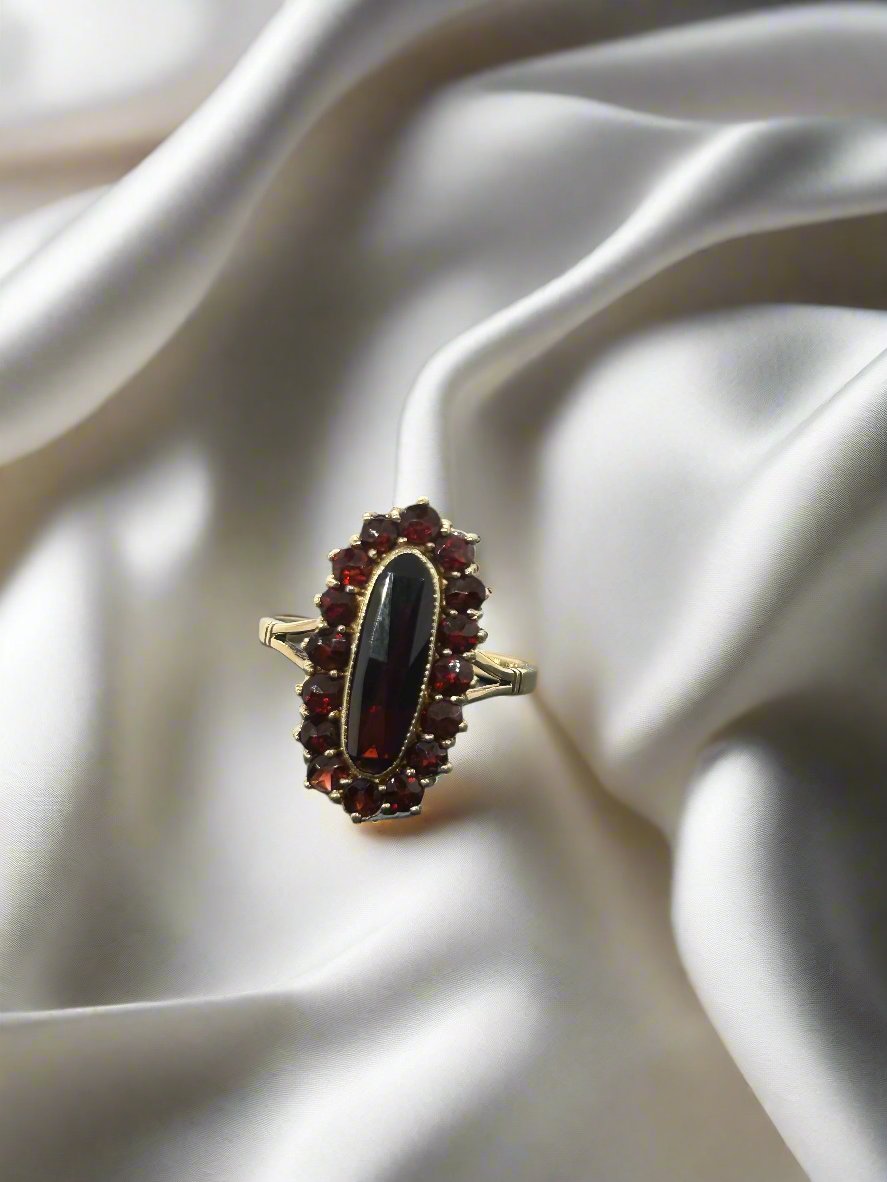 Vintage Ring aus 14k Gold mit ovalem Granat und roten Steinchen um den Hauptstein