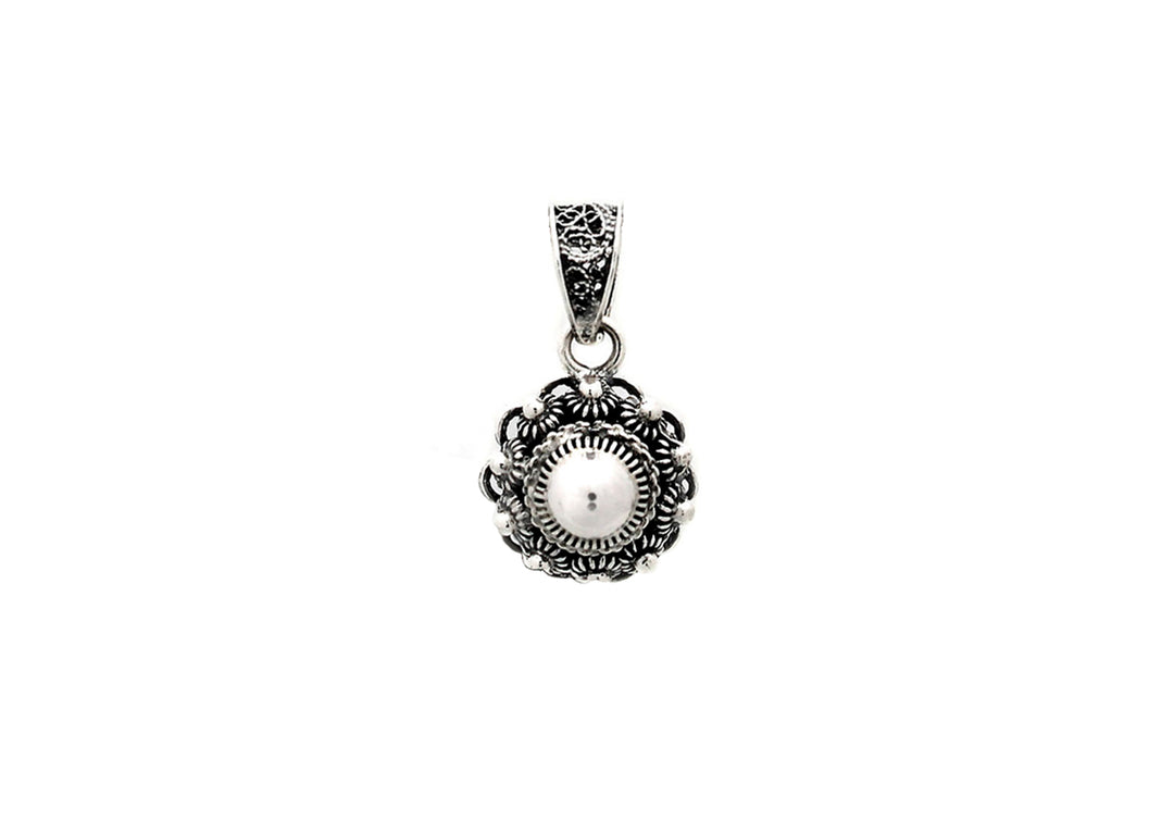 De Zeeuwse Knoop Hanger 10 mm van Dutch Button heeft een zilverkleurige hanger met ingewikkelde bloemendetails en een witte parelachtige kraal in het midden, met elegante patronen op de lus; afgezet tegen een witte achtergrond.