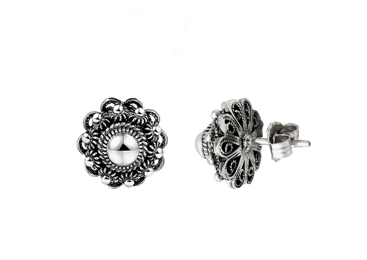 Ohrstecker in Form einer Zeeuwse Knop mit filigranem Design und glänzender Silberoberfläche