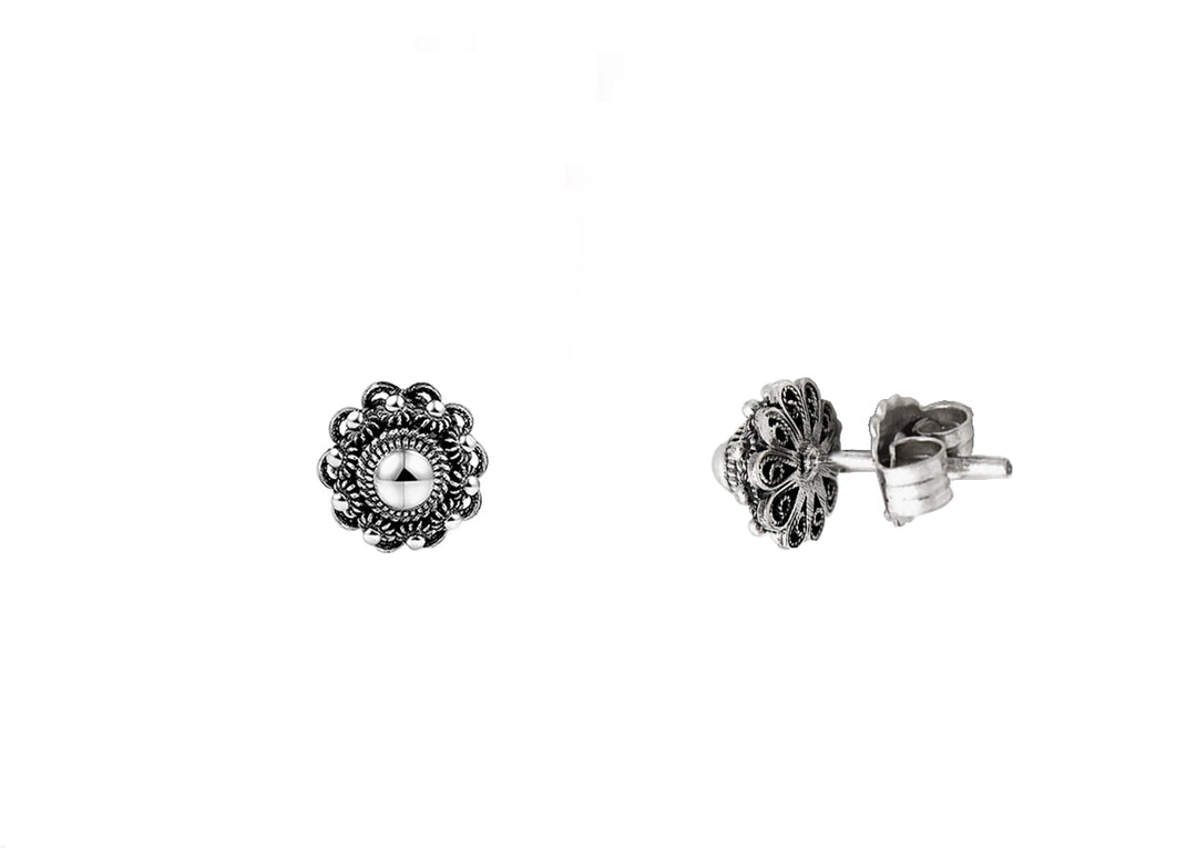 De Dutch Button Zeeuwse Knop Oorstekers Zilver 8mm zijn sierlijke, ronde zilveren oorstekers met gedetailleerde bloemmotieven, afgebeeld vanaf de voor- en zijkant op een effen witte achtergrond.