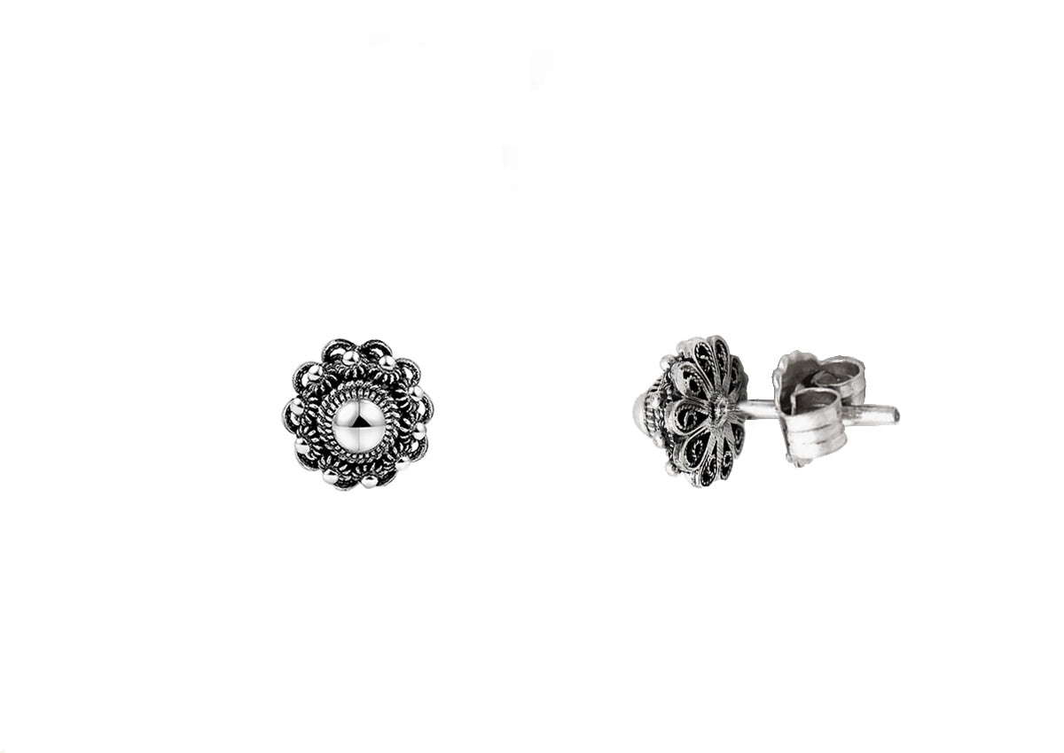 Ohrstecker aus Silber mit 8 mm großer, blumenförmiger Zierde und filigranem Design