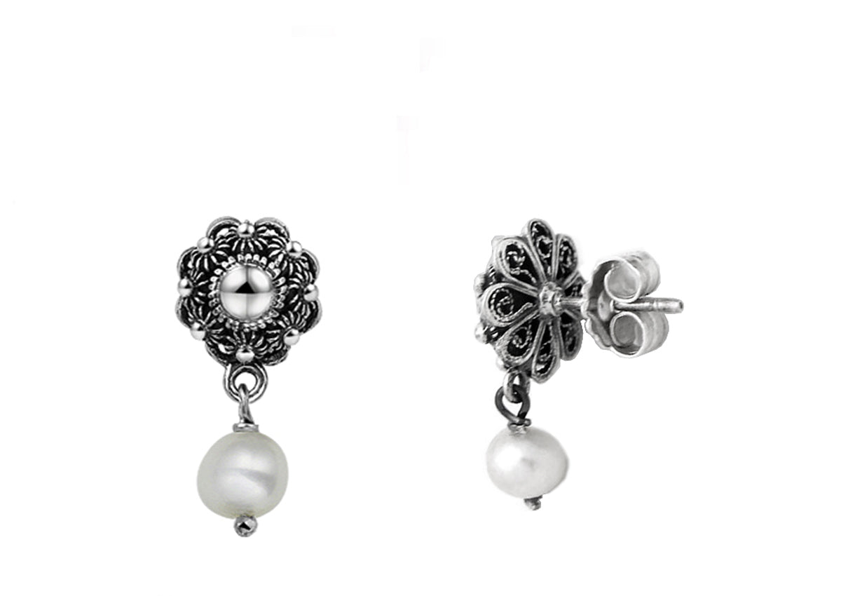 Ohrstecker mit 12 mm Perle und filigranem, silberfarbenem Design