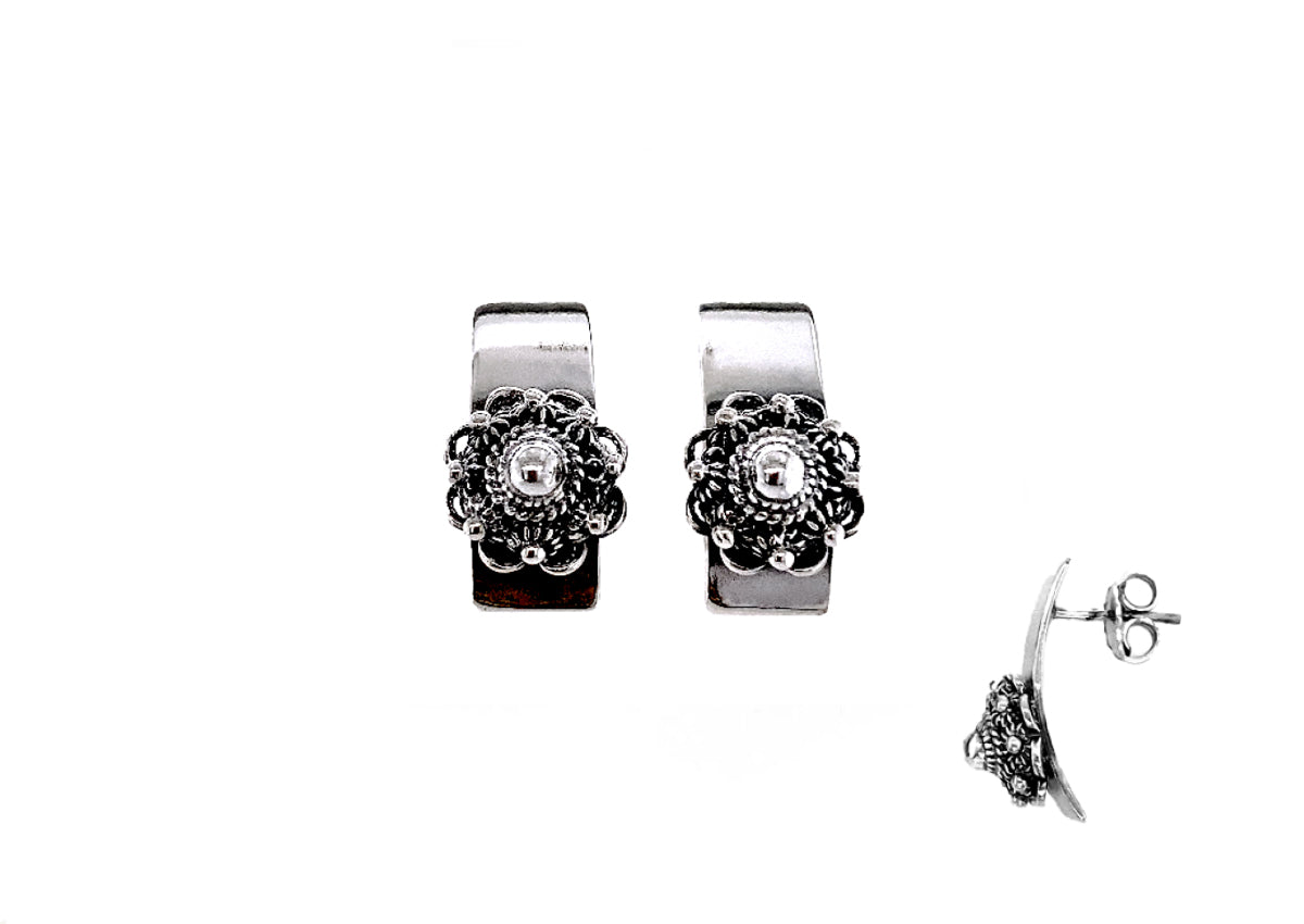 Silberne Ohrstecker mit 8 mm großen, blumenförmigen Zierdetails und Steckverschluss