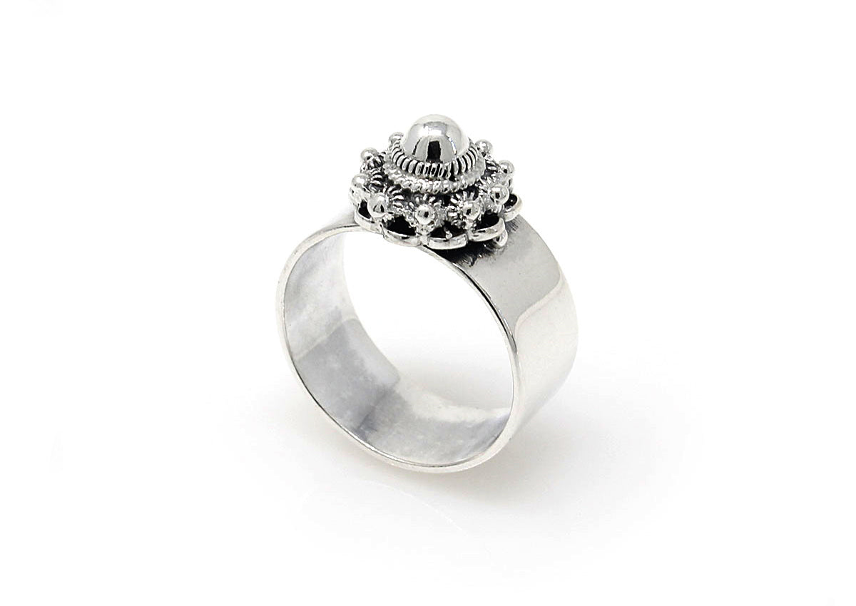 Ring aus Silber mit dekorativem, rundem Zierkopf und Perle in der Mitte