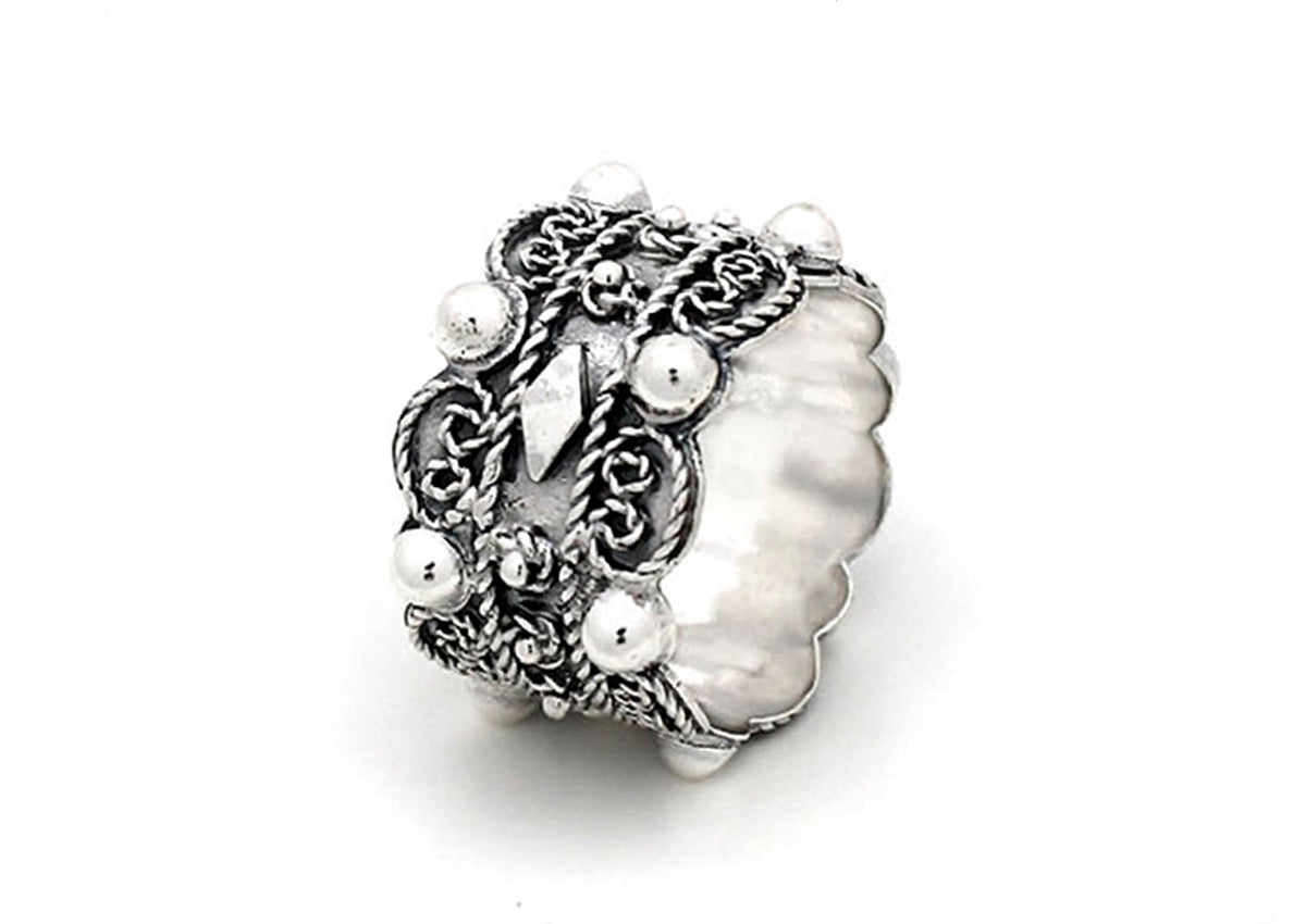 Breite Ring aus Silber mit Zeeuwse Knoop-Muster und weißen Perlen