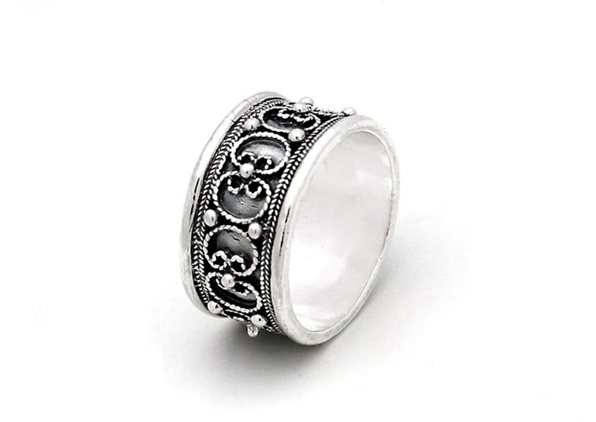 Ring aus Silber mit dekorativem Muster und kleinen Perlen entlang der Kante