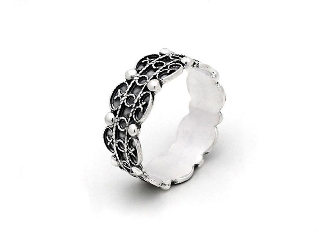 De Zeeuwse Ring Zilver Domburg van Dutch Button is een zilveren band versierd met ingewikkelde zwarte bloemen- en rolontwerpen, geaccentueerd met kleine ronde details voor een gedurfde, vintage look. De binnenkant is glad en gepolijst.