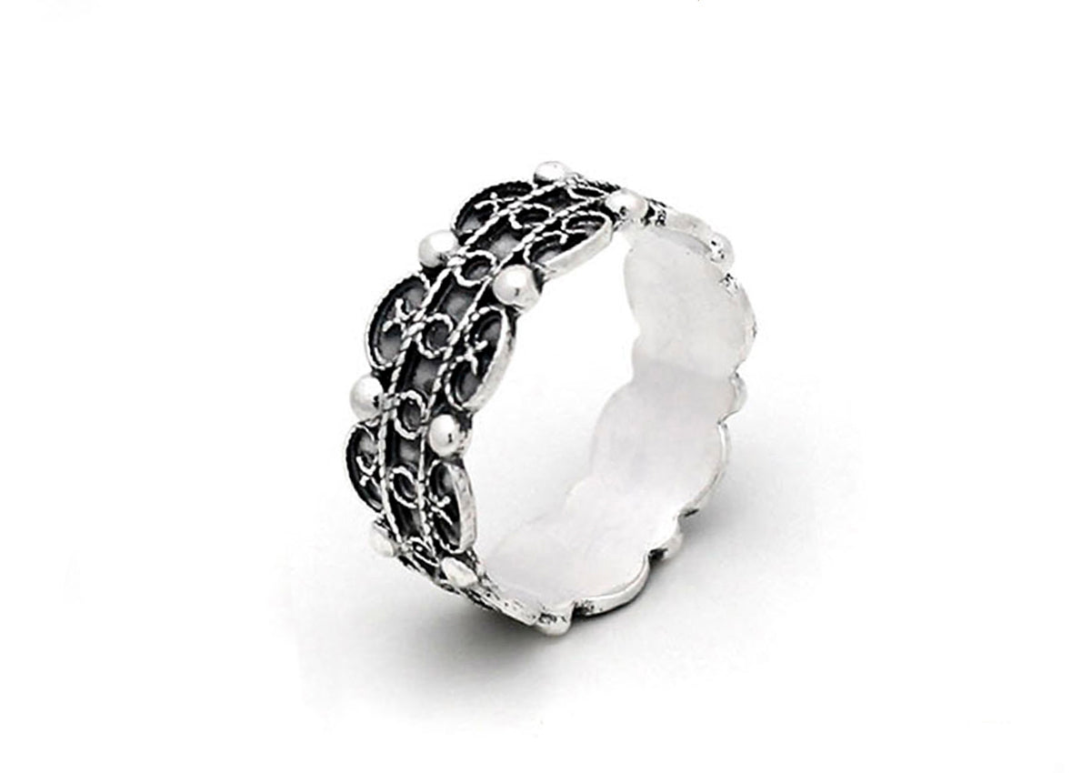 Silberner Ring mit filigranem Design und runden Details