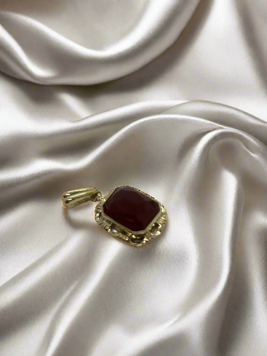 Vintage Anhänger aus 14k Gold mit rotem Karneol und filigraner Umrandung