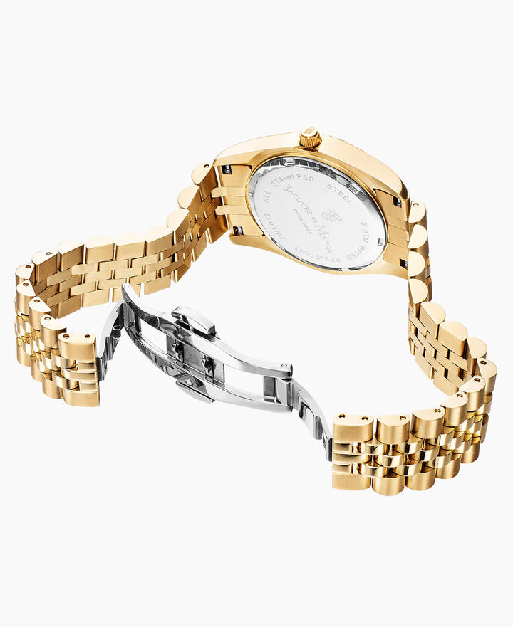 Een goudkleurig Jacques Du Manoir Inspiration 31mm horloge met een tweekleurige metalen band, open getoond met zichtbare vouwsluiting en roestvrijstalen achterkant van de kast omhoog.