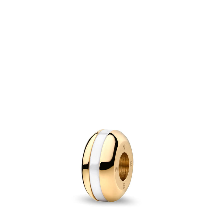 De 11022-334-Lovely-1-GWP190 van Bering is een kleine, ronde gouden bedel met een witte streep rond het midden en gravures aan de zijkant. Een gat in het midden voegt elegantie toe die vergelijkbaar is met een Bering Dameshorloge. Het glanzende metaal en de gepolijste look steken af tegen de effen witte achtergrond.