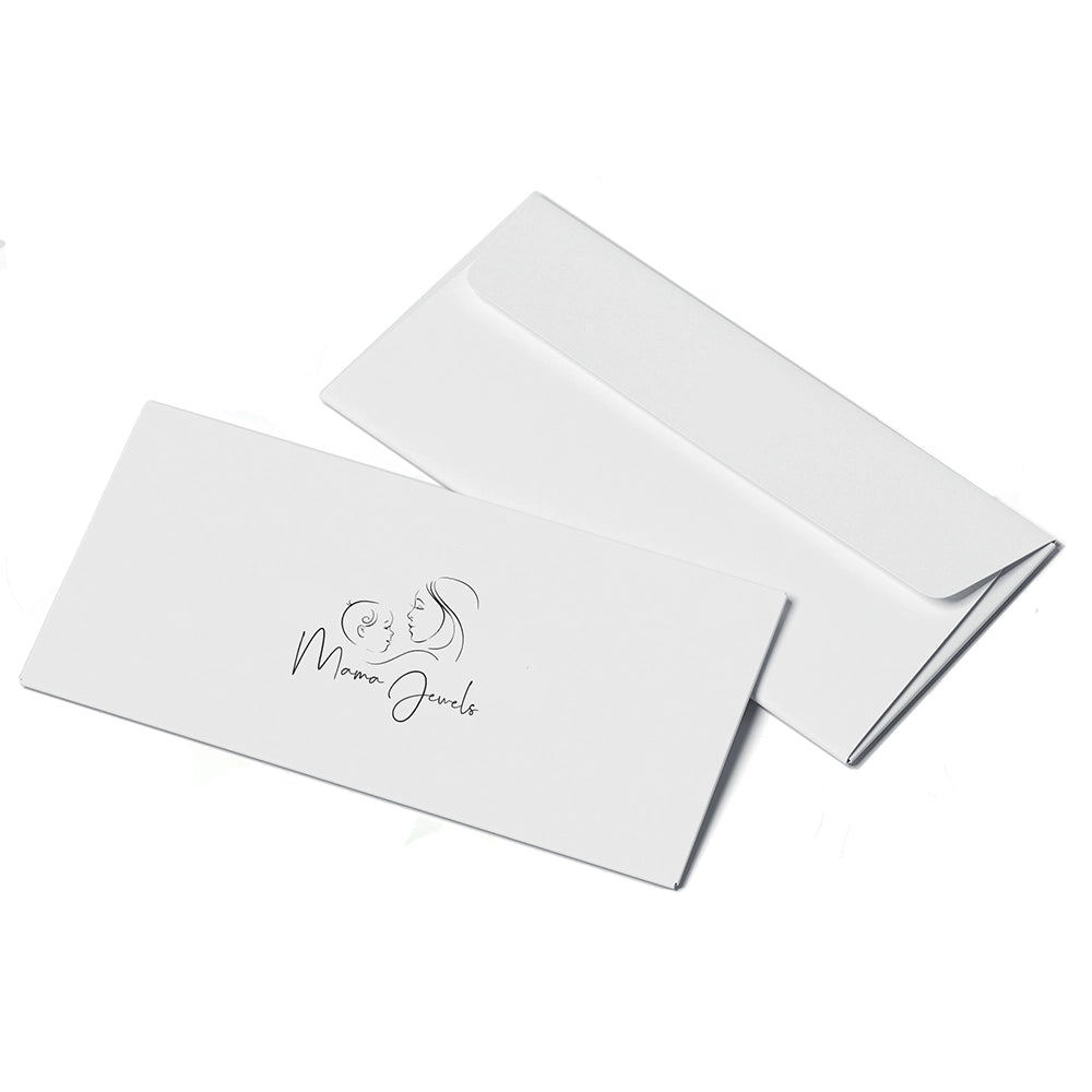 Weißes Versandkuvert mit Logo und Klappe, geeignet für den Versand von Schmuck.
