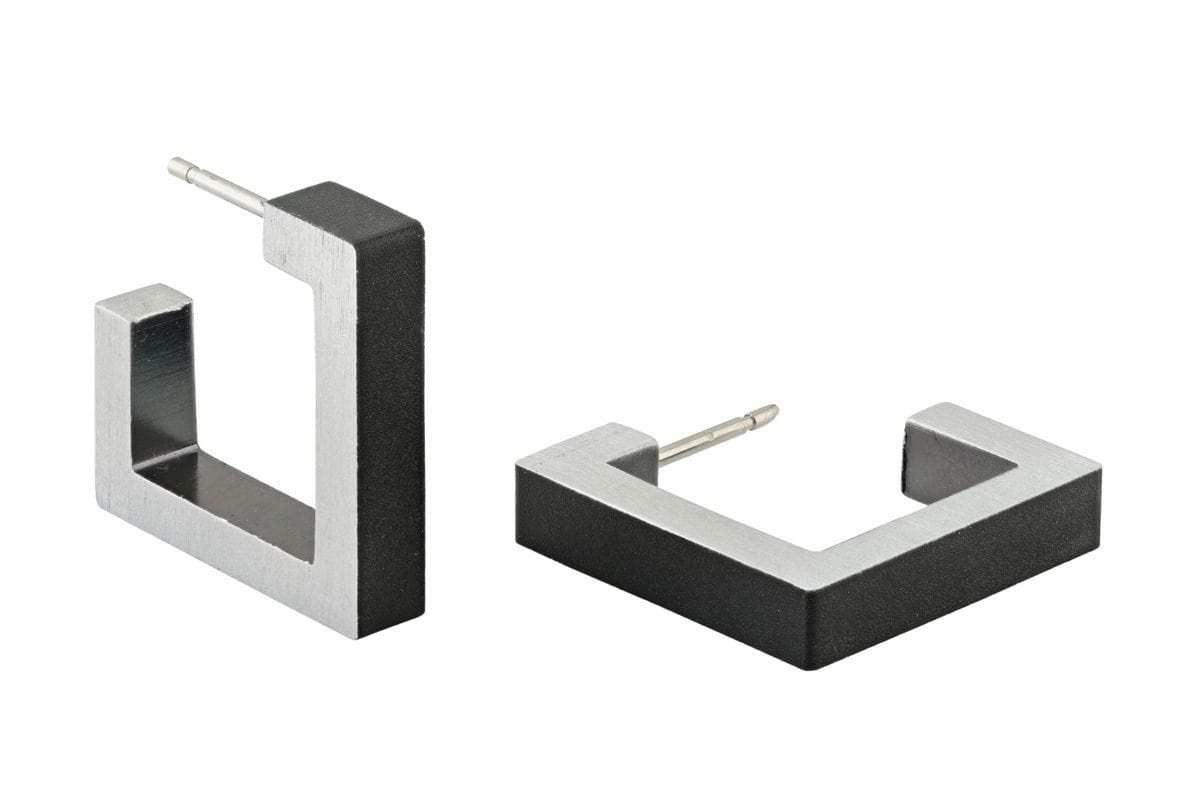Quadratische Creolen mit schwarzem und silbernem Finish