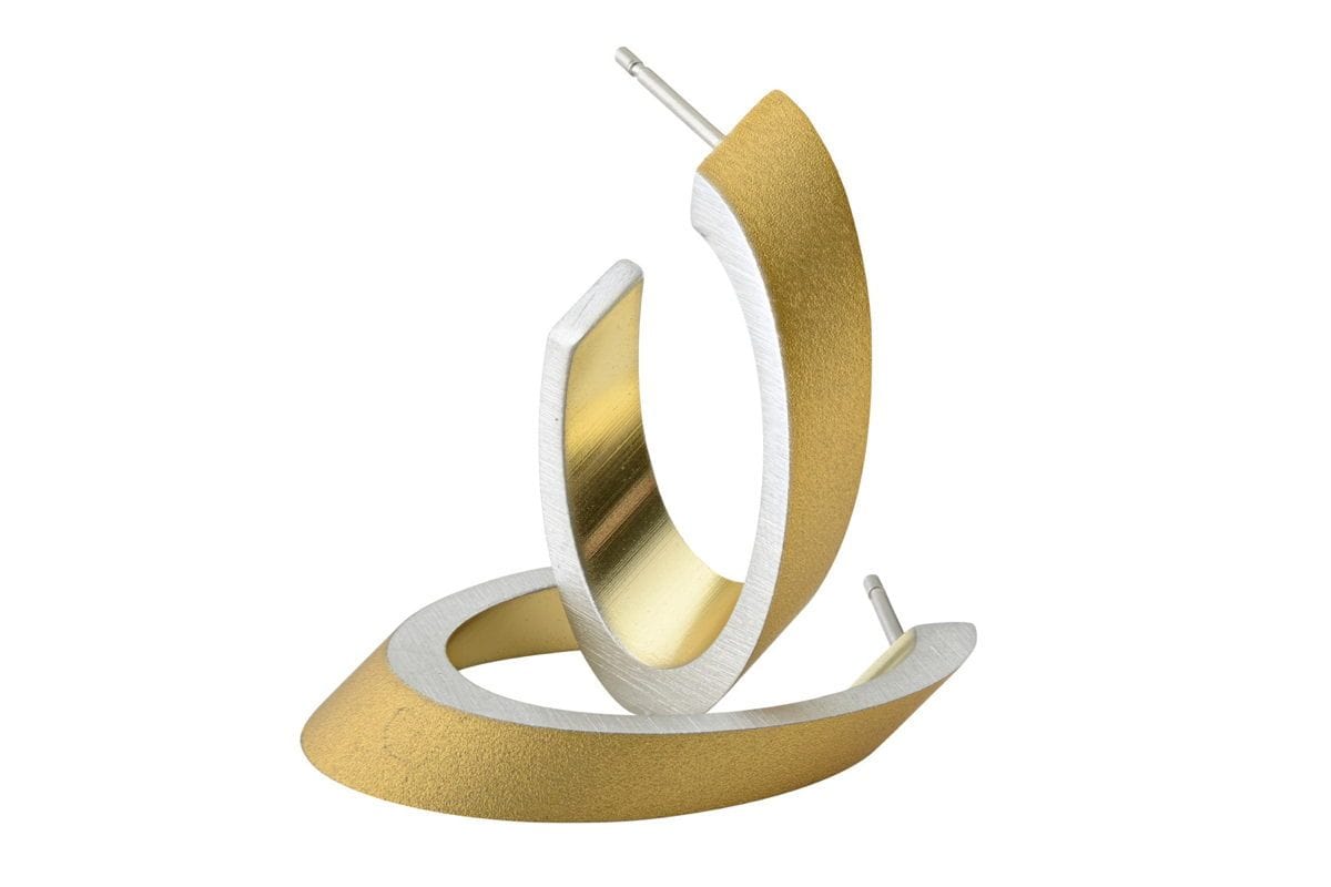 Ovale Creolen mit goldfarbener und silberner Oberfläche