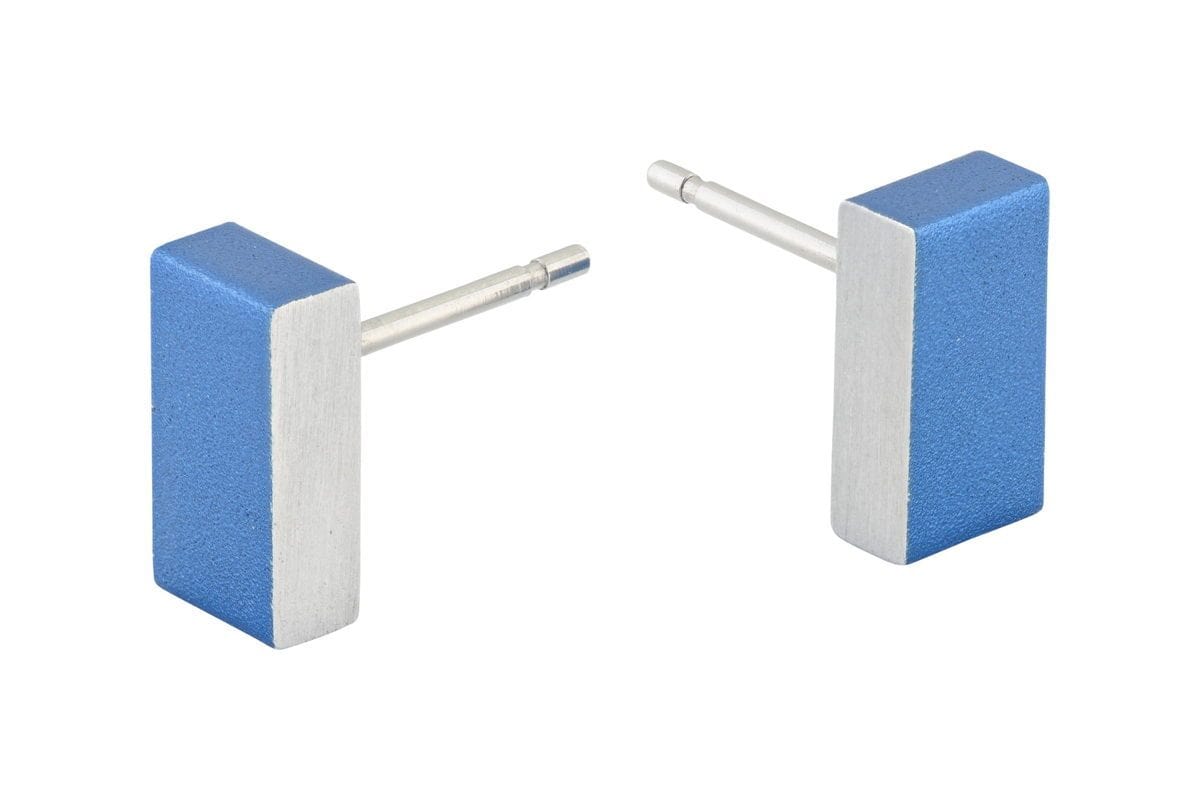 Ohrstecker in rechteckiger Form mit blauer und silberner Oberfläche
