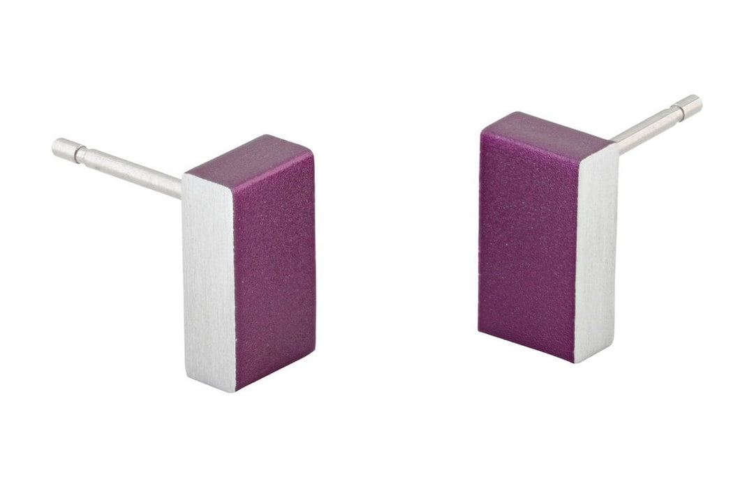 De Oorsteker Rechthoekje Paars O23P van CLIC Creations bestaat uit rechthoekige staafoorbellen in een uniek paars en wit tweekleurig design. Ze zijn gemaakt van hypoallergeen aluminium met een rechte steker en worden weergegeven op een witte achtergrond.