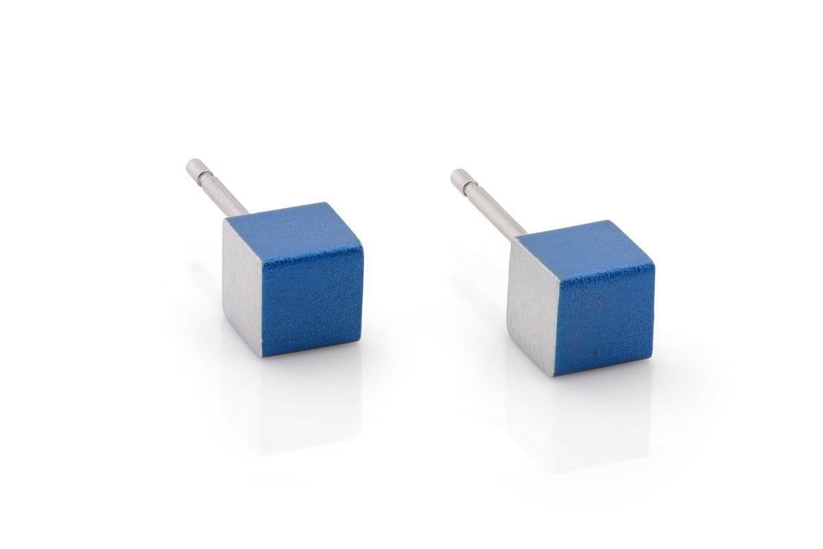 Ohrringe mit blauen Würfeln und silbernem Stiftverschluss