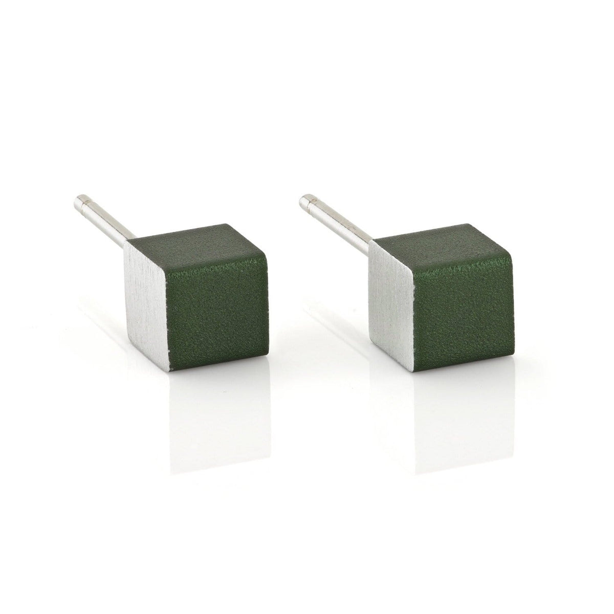 Ohrschmuck mit grünen Kuben und silbernen Stiften
