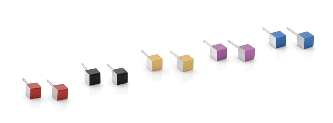 Negen kleine, kubusvormige audio-aansluitingen zijn diagonaal uitgelijnd, met een uniek ontwerp. Levendige kubussen in rood, zwart, geel, paars en blauw vormen paren, behalve één enkele rode. Elk stuk is handgemaakt in Nederland en bevestigd aan een lange metalen stekker. Product: Oorsieraad Kubusjes Groen O28GR van CLIC Creations.