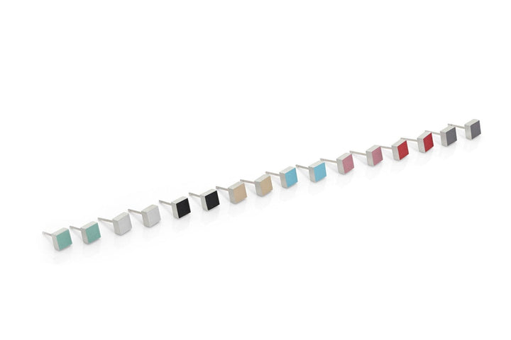 Een diagonale rij levendige USB-flashdrives, vergelijkbaar met de handgemaakte Oorsteker Klein vierkant Roze O37RO van CLIC Creations, ligt op een wit oppervlak. Elke drive heeft een strakke metalen behuizing in kleuren als groen en roze.