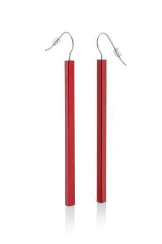 De Oorhanger lange staafjes Rood O38R oorbellen van CLIC Creations zijn lange, dunne, rode rechthoeken met eenvoudige haakjes, uniek ontworpen en prachtig handgemaakt in Nederland.