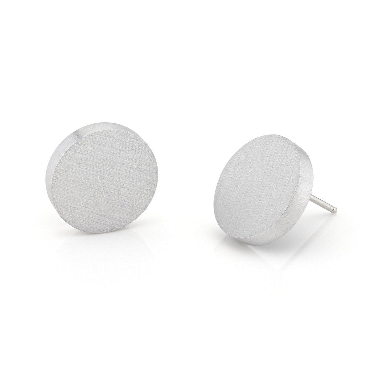 Runde Ohrstecker aus Silber mit matter Oberfläche und flachem Design