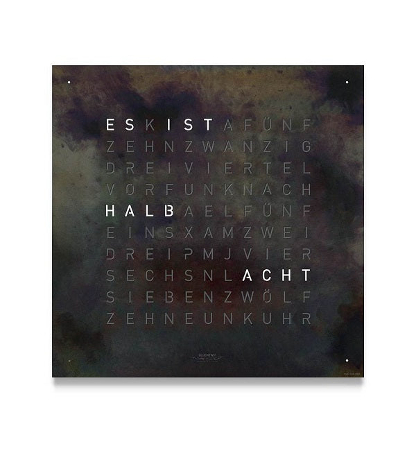 Wanduhr mit schwarzem Zifferblatt und grauem, rohem Eisenrahmen, zeigt die Zeit in Worten an