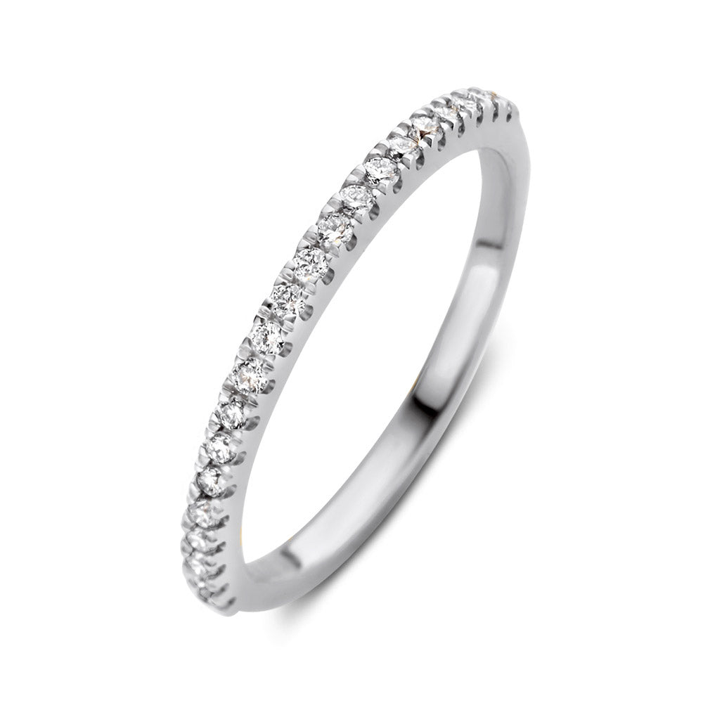 Ring aus Weißgold mit 0,44 ct. Diamanten, schmal und glänzend, mit funkelnden Steinen entlang des Rings