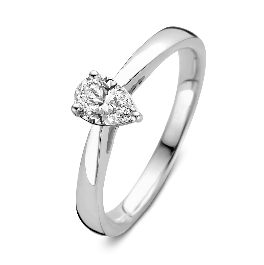 Ring aus Weißgold mit zwei teardrop-förmigen Diamanten