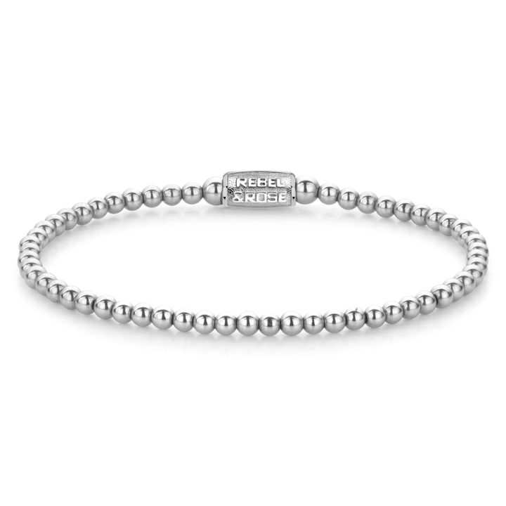 De Rebel & Rose Silver Shine - 3mm Kralen Armband Dames heeft kleine ronde kraaltjes en een rechthoekige sluiting gegraveerd met REBEL & ROSE, elegant tegen een zwarte achtergrond.