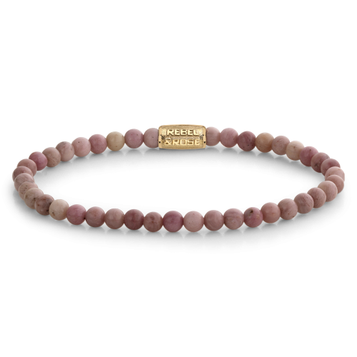 De Rose Garden Gold - 4mm Kralen Armband Dames van Rebel & Rose heeft kleine, ronde, lichtroze rhodochrosietkralen en een rechthoekige goudkleurige sluiting met het merk erin gegraveerd. Perfect voor dames sieraden, afgebeeld op een witte achtergrond.