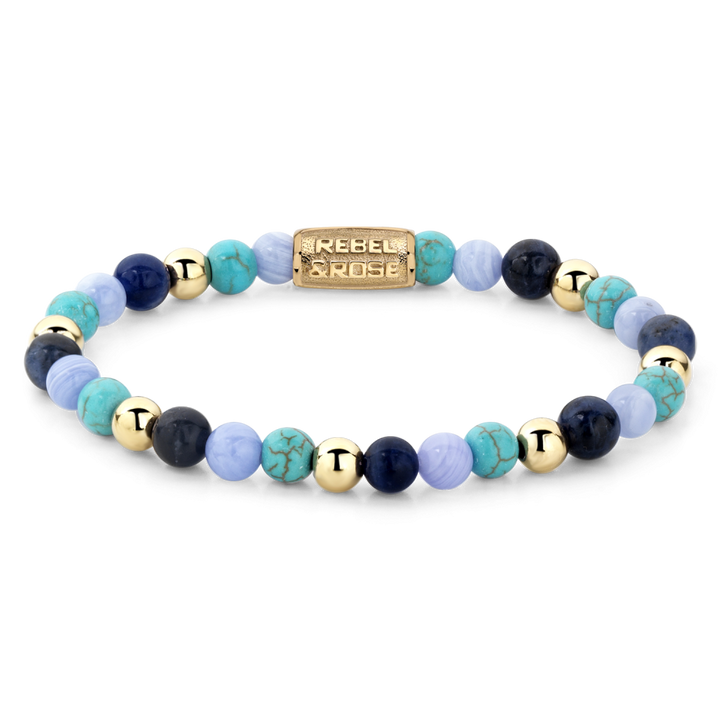 De Winter Blues - 6mm Kralen Armband Dames van Rebel & Rose heeft afwisselend blauwe, turquoise agaat, sodaliet en goudkleurige kralen, plus een rechthoekige gouden bedel met "REBEL & ROSE" gravure voor een serene winterstijl.
