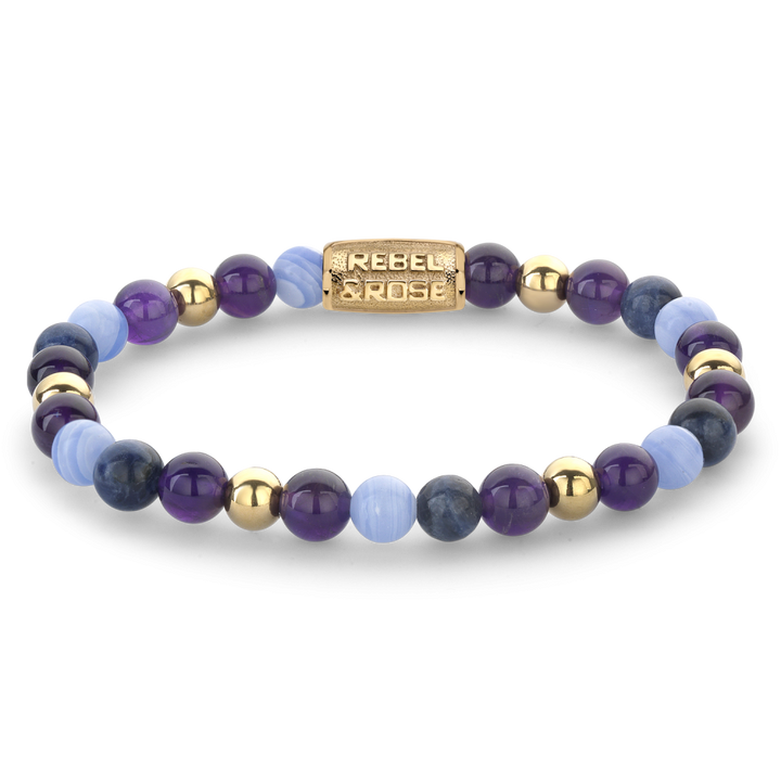 De Rebel & Rose "Are Violets Blue?" damesarmband heeft 6 mm kralen in blauw, paars en goud met 18 kt geelgoud ionplating en een rechthoekige REBEL & ROSE-bedel-perfect voor liefhebbers van stijlvolle edelstenenarmbanden.