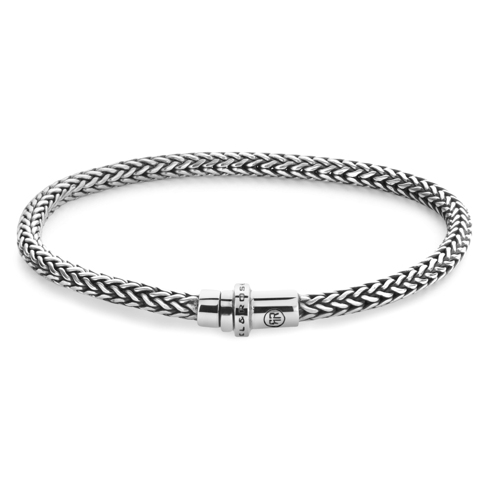 Hochwertiges Silberarmband mit geflochtenem Design und schlichter Verschlussmechanik