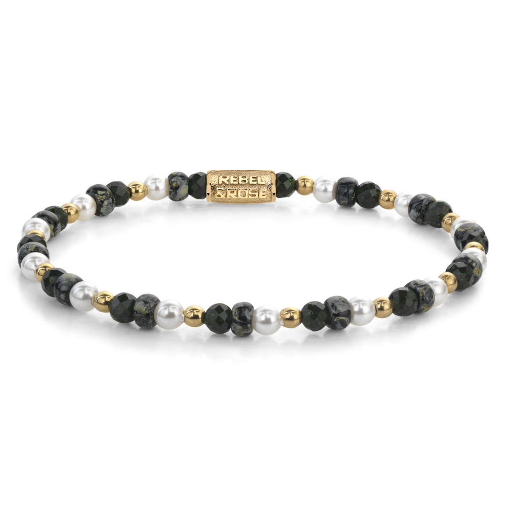 De Green Glam Rocks Party - 4 mm kralenarmband van Rebel & Rose heeft kralen in afwisselende kleuren, een plating van 18kt iongoud en een rechthoekige gouden bedel met de tekst REBEL & ROSE erop gegraveerd, ideaal voor liefhebbers van kleurrijke sieraden.