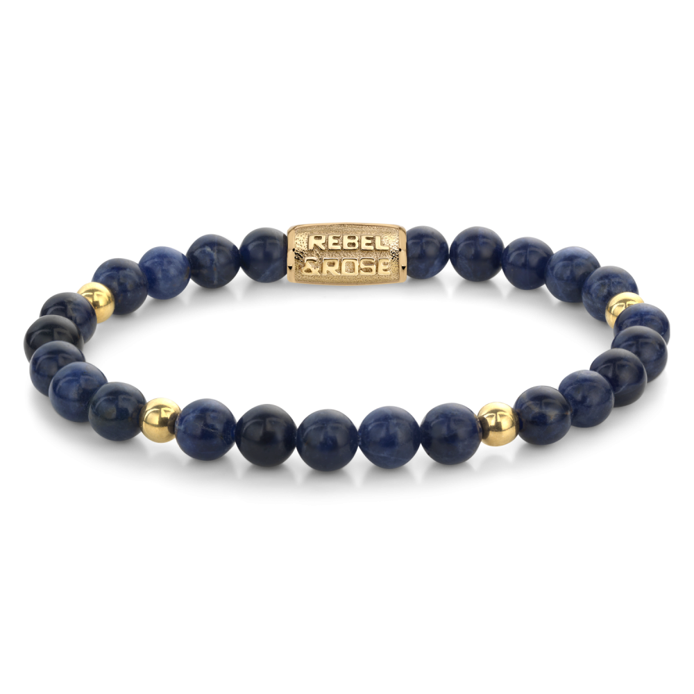 De Rebel & Rose Midnight Blue armband heeft 6 mm ronde sodalietkralen, kleine 18 kt geelgouden geïoniseerde kralen en een rechthoekig gouden label gegraveerd met REBEL & ROSE.