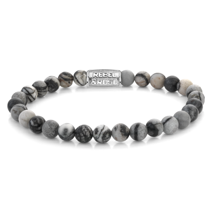 De Rebel & Rose Black Wolf - 6mm Heren Kralen Armband heeft ronde zwart, wit en grijs gemarmerde kralen met een rechthoekige zilveren sluiting, elegant vormgegeven tegen een witte achtergrond.